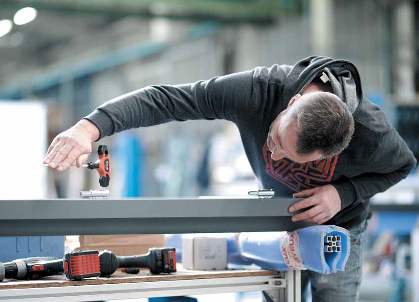 Employé fabricant une porte blindée